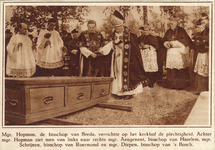 99155 Afbeelding van de begrafenis van aartsbisschop mgr. H. van de Wetering op de R.K. begraafplaats St. Barbara ...